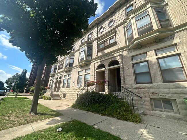 Building Photo - 918-24 Knapp