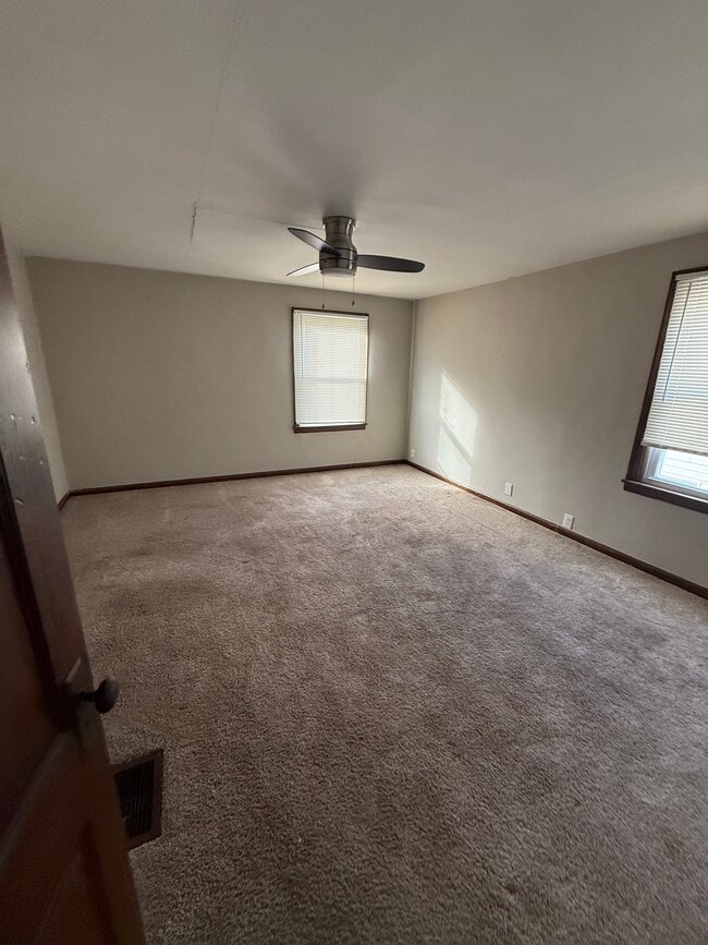 Building Photo - 2123 Linden Rd