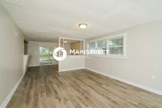 Building Photo - 3 Bedroom Pet-Friendly Home in Louisville, KY with Main Street Renewal