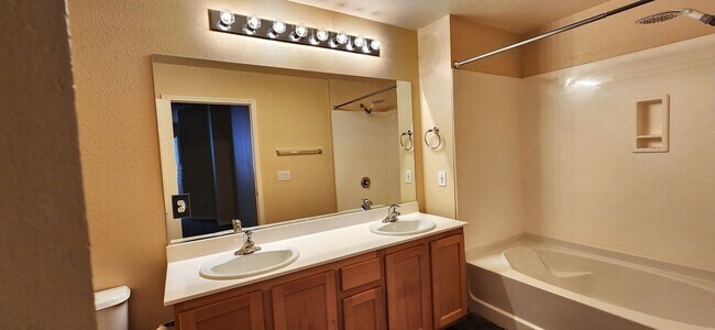 Building Photo - 2 Bedroom recently painted 2nd Floor Condo in Guard Gated Park Avenue!