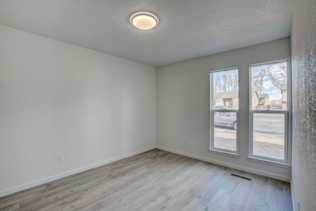 Building Photo - 2 bed 1 bath Fully Renovated Apartment in ...