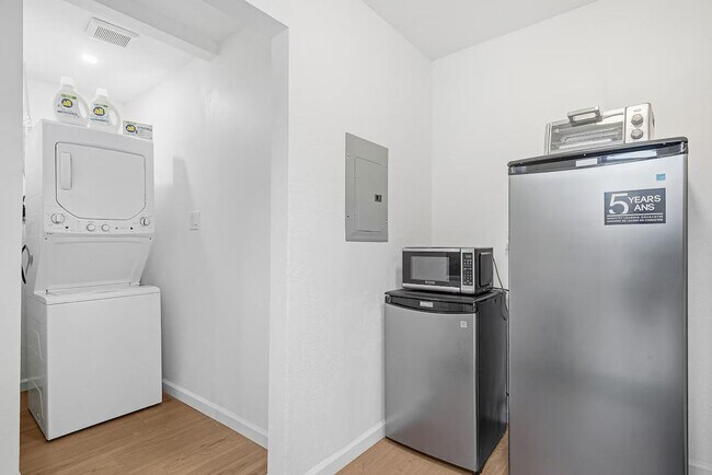 Building Photo - 542 Columbia Ave