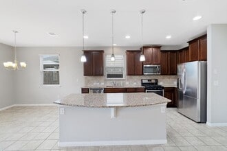 Building Photo - 341 Twisted Oaks Ln