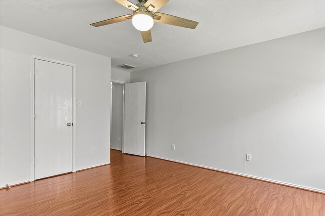Building Photo - 6 Thicket Grove Pl