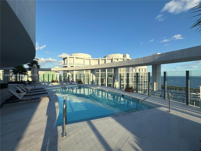 Building Photo - 2831 S Bayshore Dr