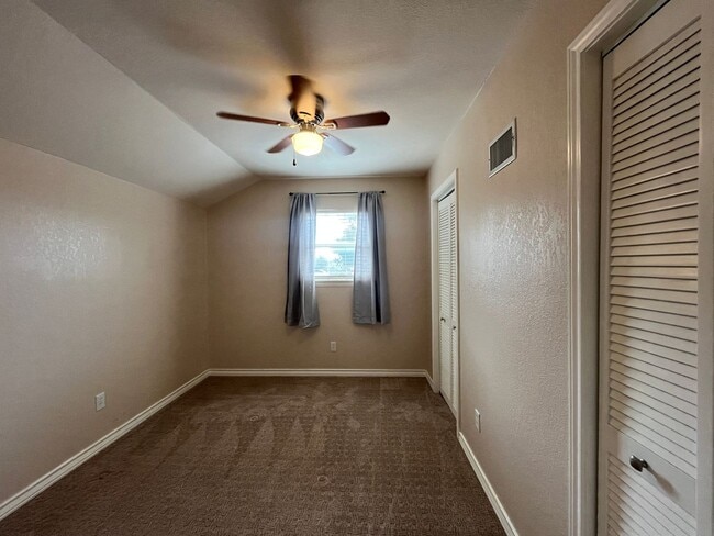 Building Photo - TWO BEDROOM ONE BATH APARTMENT