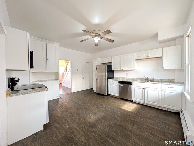 Building Photo - 102 Elm St