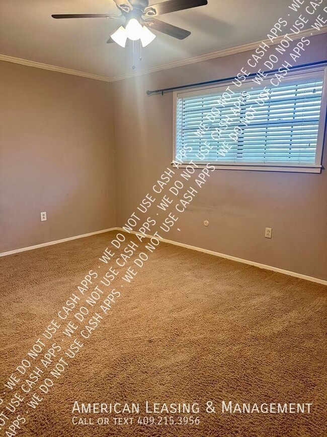 Building Photo - 704 Willow Oak St