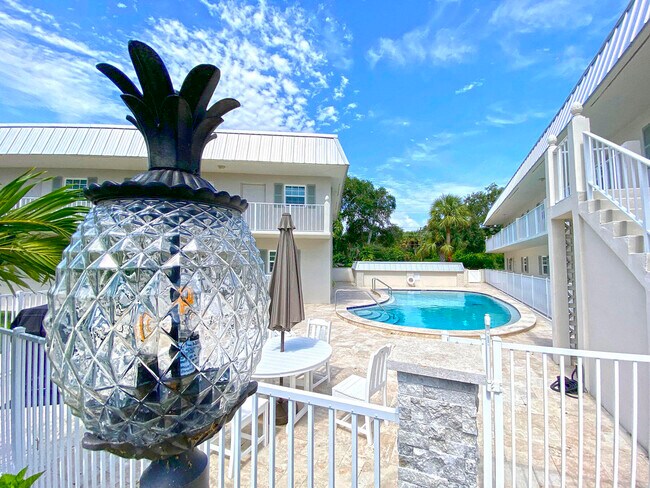 Building Photo - 900 Jasmine Ln