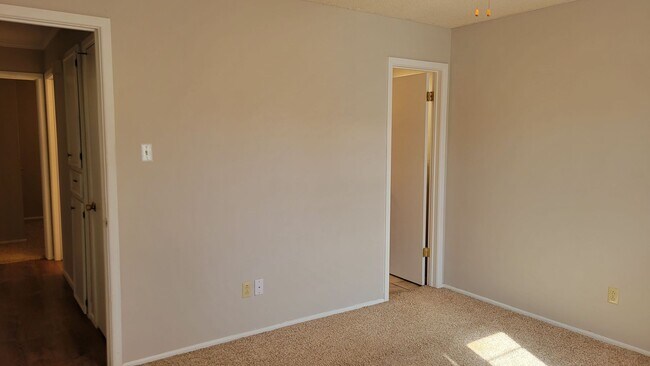 Building Photo - Leasing now! Cozy and comfortable 3/2/2 Brick Home Available for August