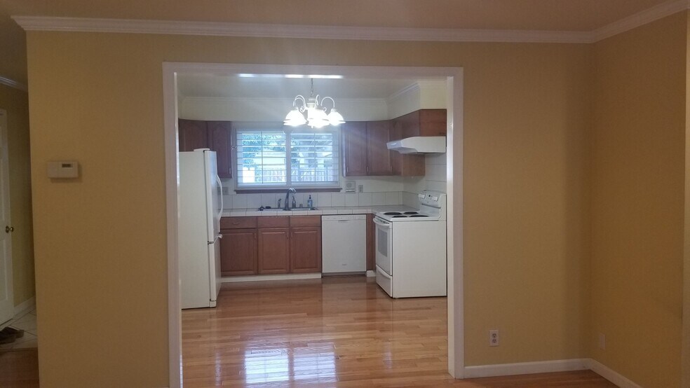 Building Photo - 2221 Homewood Dr