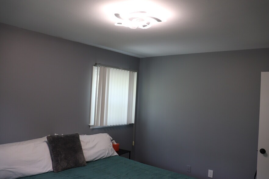 Building Photo - 442 Surrey Ln