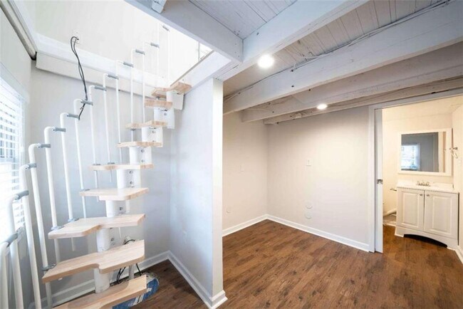 Building Photo - 716 Lakeview Ave NE