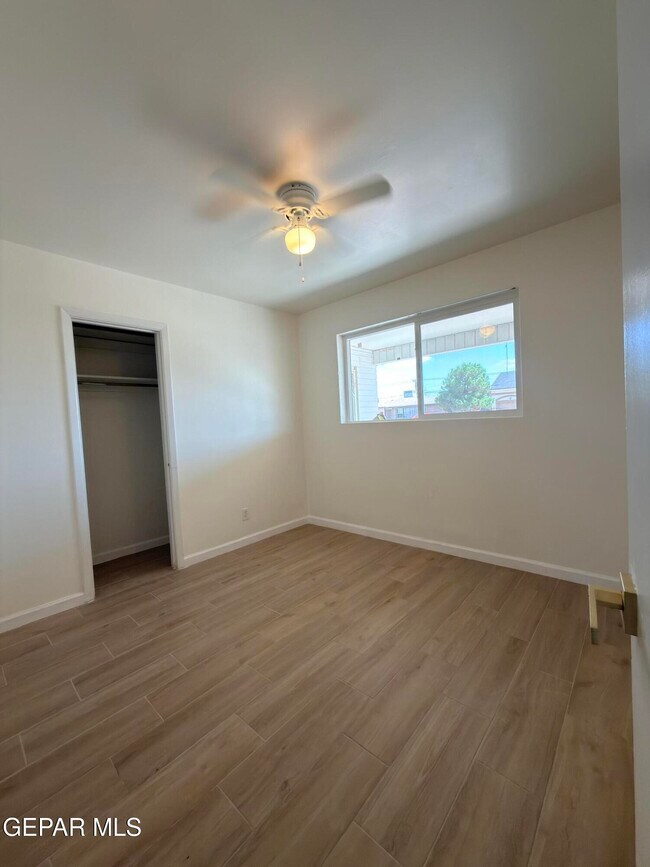 Building Photo - 7605 Parkland Dr