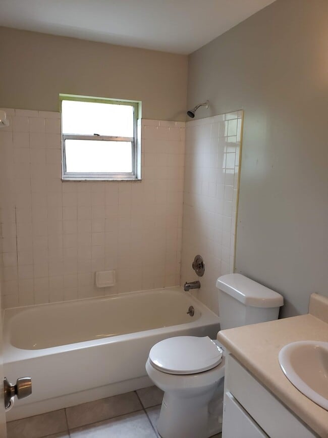 Building Photo - 3 Bed, 2 Bath, 1 Car garage.