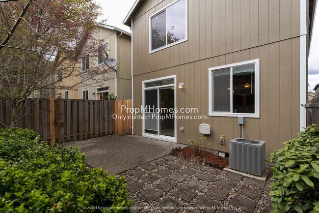 Building Photo - Cozy 3 Bedroom Home Close to Nike & Intel!