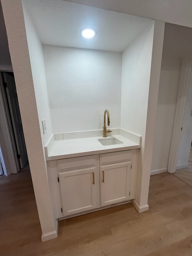 Building Photo - 10301 N 70th St