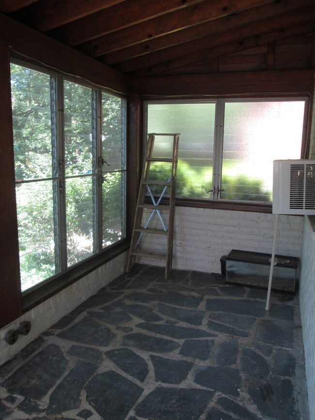 Building Photo - -- AVAILABLE JULY 17TH -- 3 BR / 1 BA Bric...