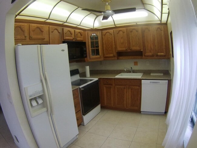 Building Photo - 556 Capri L