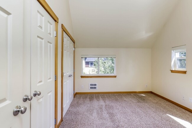 Building Photo - August Rent 50% Off  - Courtyards Condominium unit in Town