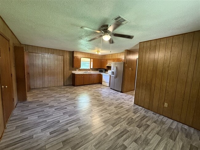 Building Photo - 2113 Meadowview Cir