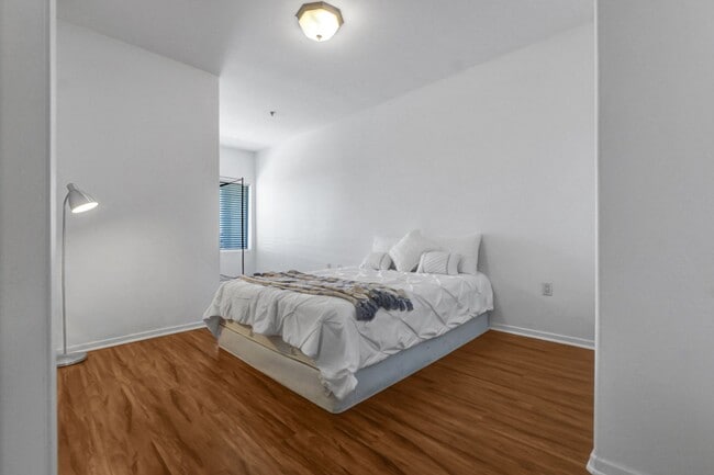 Building Photo - Luxurious Modern Condo in Alhambra ? Move-In Special: Get 2 Weeks Free