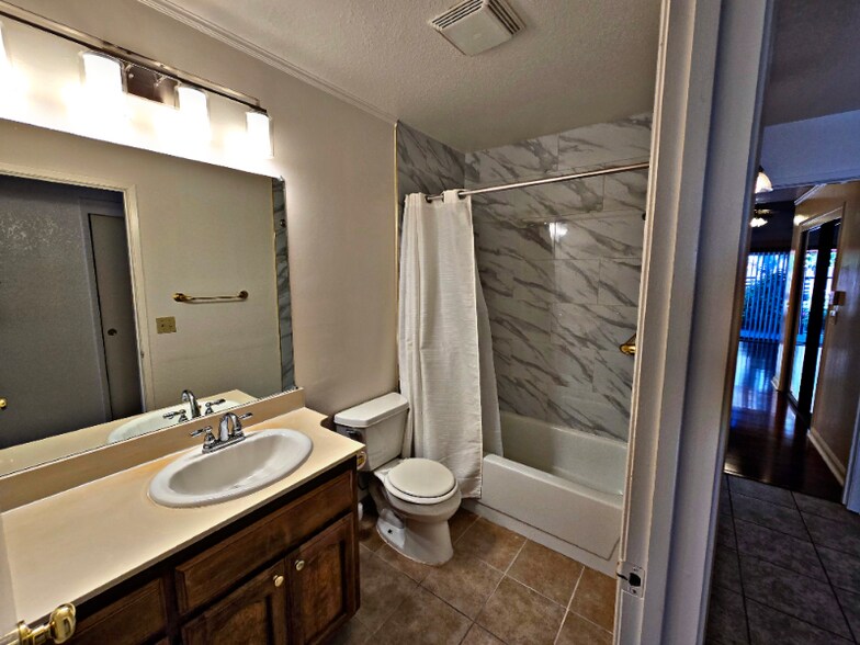 Building Photo - 5938 Land View Dr