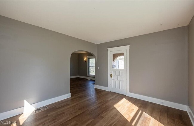 Building Photo - 353 S Maple St