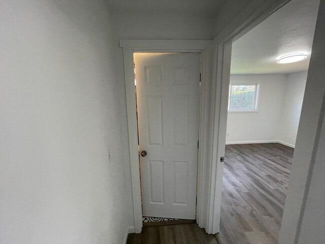 Building Photo - AVAILABLE NOW!! 2BD/1BA Cute Remodeled Dup...