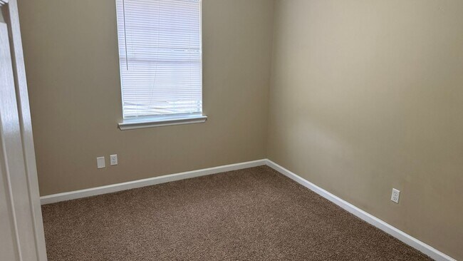 Building Photo - RATE DROP ALERT (was $1950/month) and MOVE-IN SPECIAL: 1st FULL MONTH'S RENT FREE!**