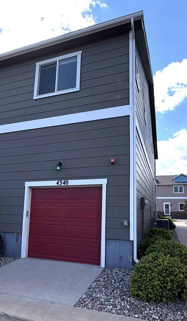Building Photo - Beautiful 2-Story Townhome with Finished Basement