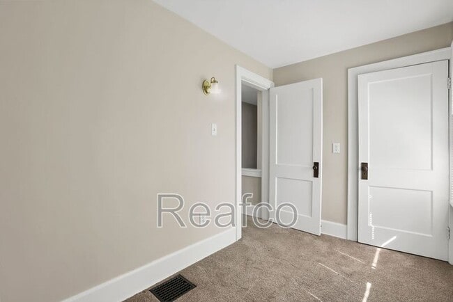 Building Photo - 463 Reinhard Ave