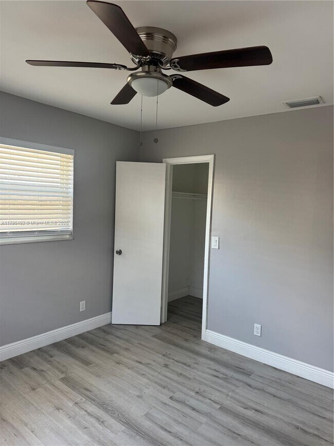 Building Photo - 2 bedroom in Hallandale FL 33009