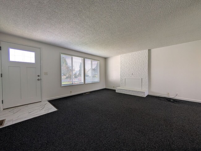 Building Photo - Newly Renovated 3-Bedroom, 1.5-Bath in Fantastic Neighborhood- Sheldon HS District