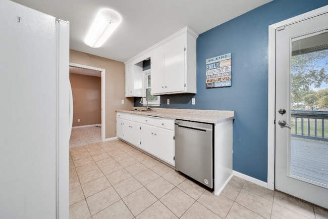 Building Photo - 6367 Zinnia Ln N