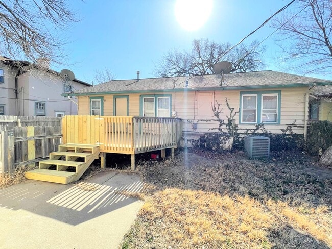 Building Photo - Bungalow Style 3 bed 2 bath home