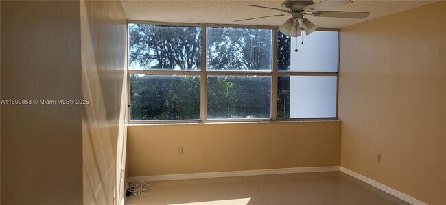 Building Photo - 1300 NE Miami Gardens Dr