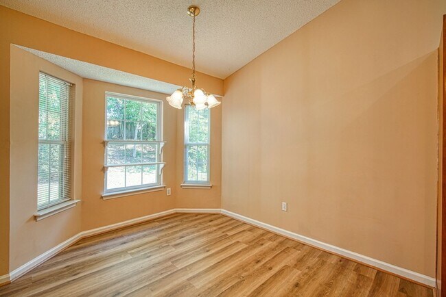 Building Photo - Spacious 4 BR, 2 BA Home On Quiet Cul de Sac, Private Fenced Backyard, Community Pool