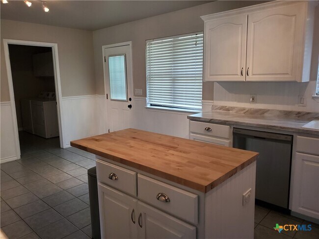 Building Photo - 136 Royal Crest Cir