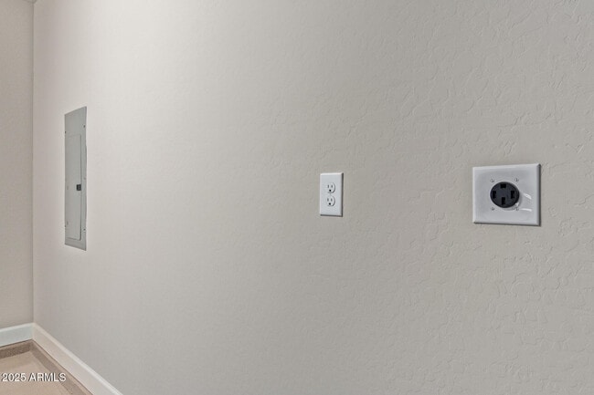 Building Photo - 2121 W Sonoran Desert Dr