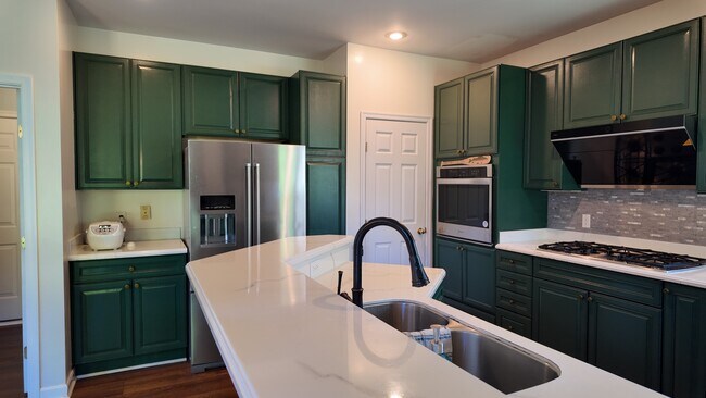 Building Photo - Spacious 4-Bed Gem with Balcony, Vaulted Ceilings, and Attached Garage in Loveland