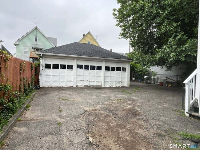 Building Photo - 417 Willow St
