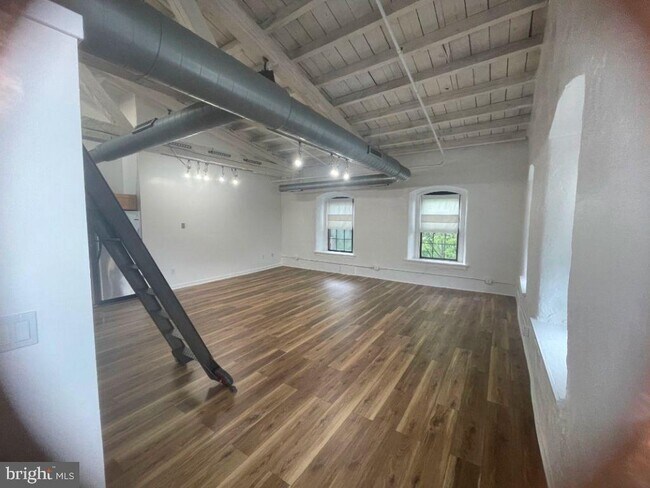 Building Photo - 374 Shurs Ln