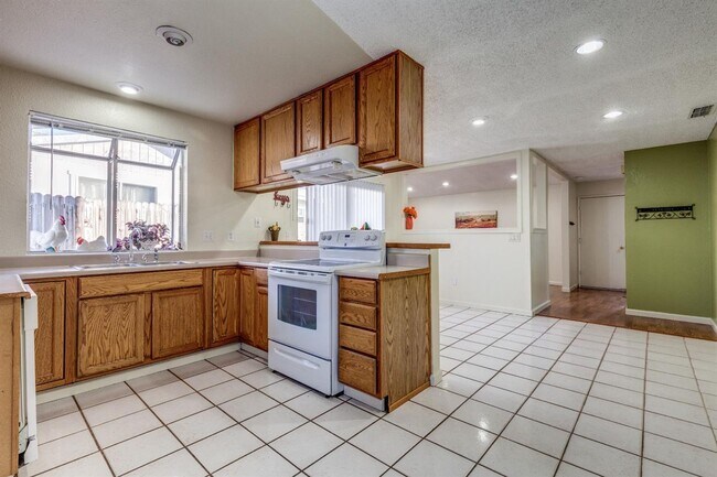 Building Photo - Beautiful 4/2 home