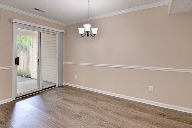 Building Photo - Nicely Updated Grafton Woods Condo