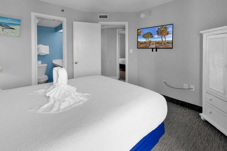 Building Photo - 647 N Creekside Dr