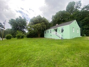 Building Photo - **AVAILABLE NOW**3 Bedroom / 1 Bathroom Ho...
