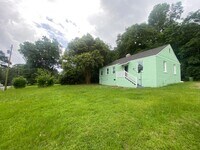 Building Photo - **AVAILABLE NOW**3 Bedroom / 1 Bathroom Ho...