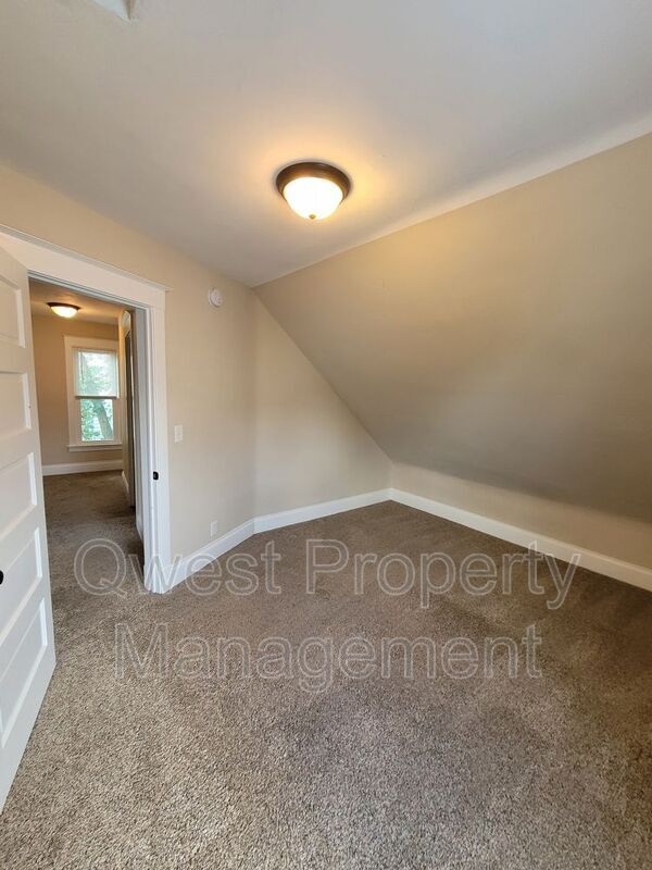 Building Photo - 932 Crescent St NE