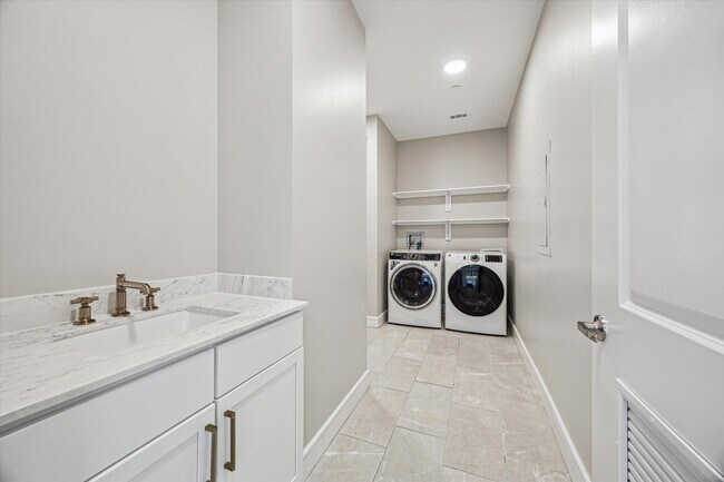 Building Photo - 9757 Katy Fwy